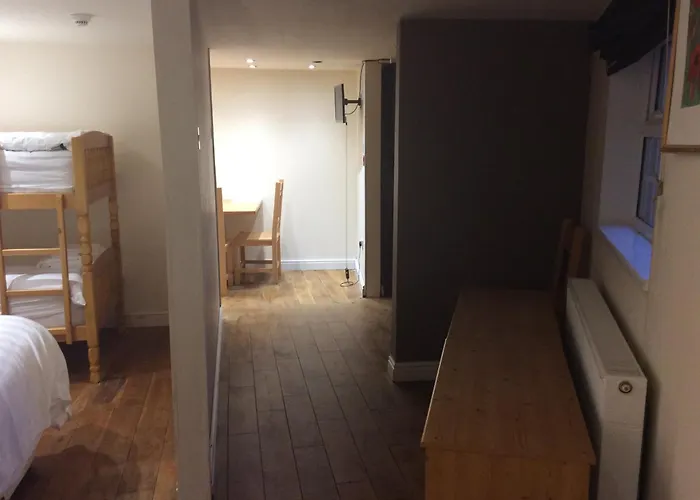 Arncliffe Arms B&B 휫비